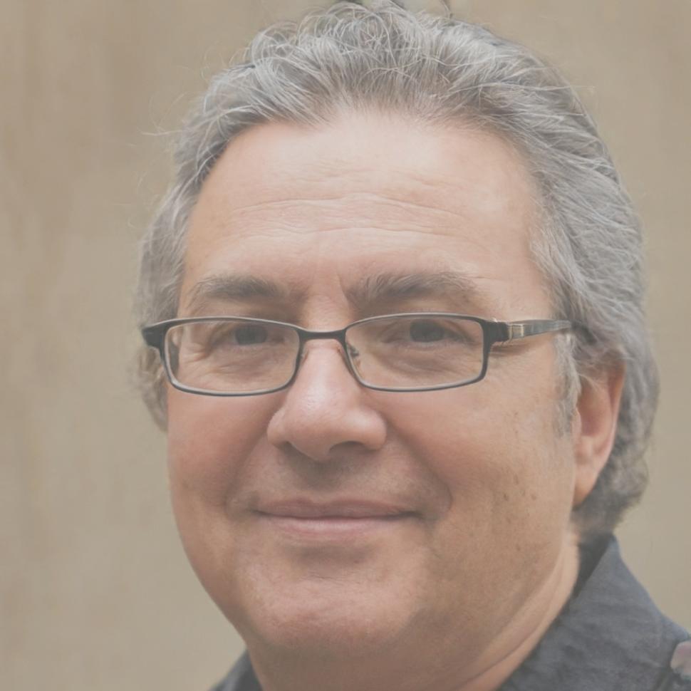 Dr. Carlos Mendoza, Director de Investigación